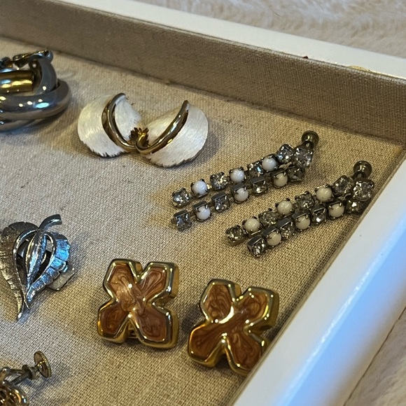 Lot of 16 pairs vintage clip-on earrings & screwbacks - Picture 3 of 11
